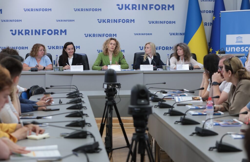 Мінкульт і ЮНЕСКО масштабують програму психосоціальної допомоги ще на 10 регіонів України та презентували нові інструменти для бібліотекарів Мінкульт і ЮНЕСКО масштабують програму психосоціальної допомоги ще на 10 регіонів України та презентували нові інструменти для бібліотекарів